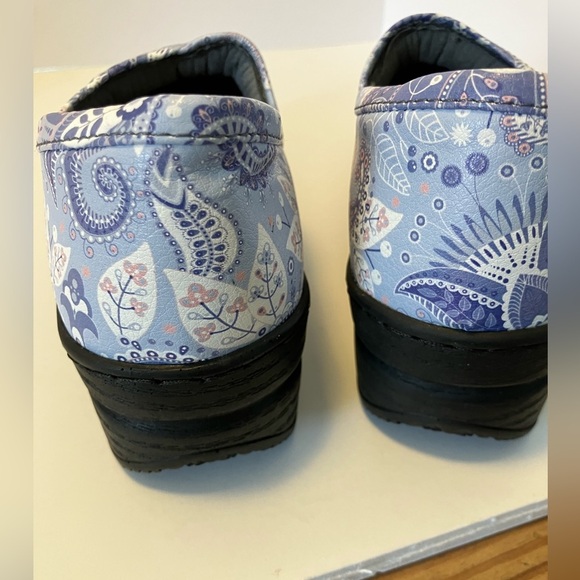Ohmm Women’s “Grey Paisley” Clogs, Size 6 - Picture 8 of 8